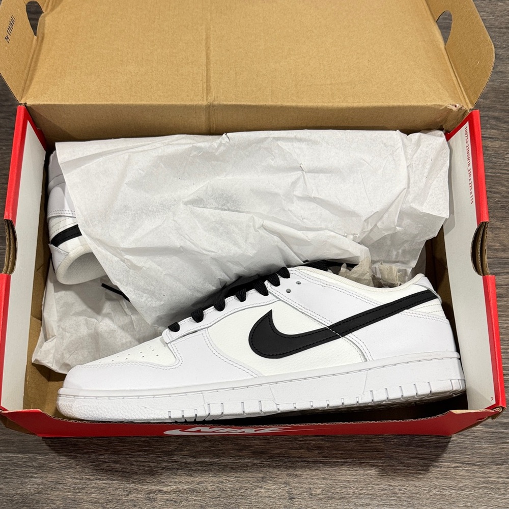 Nike Dunk Low
Reverse Panda